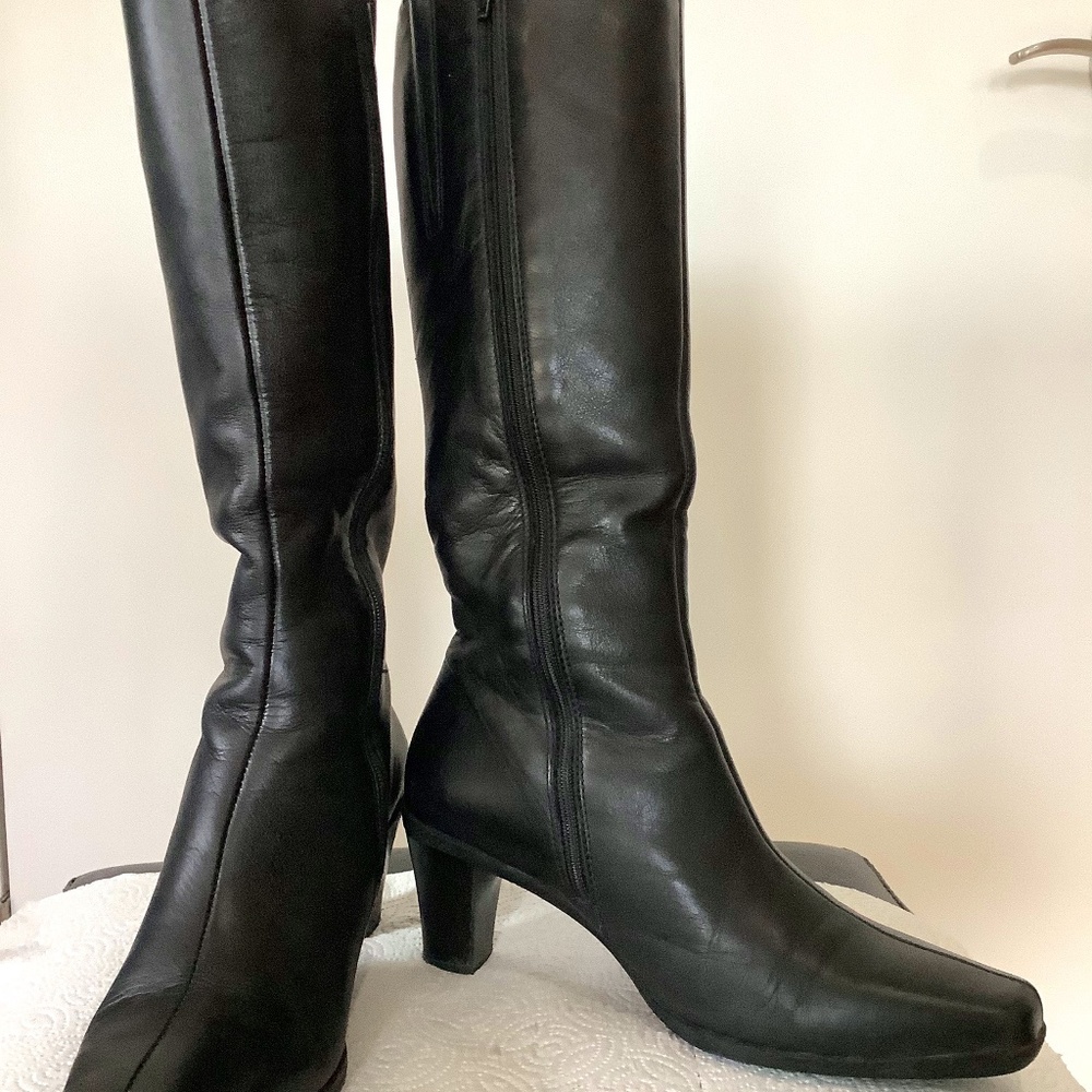 Beautiful, elegant knee high black leather boots, la Canadienne